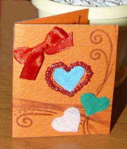 Открытка ручной работы: сердца и атласный красный бантик